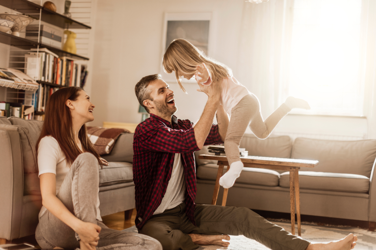Familia disfrutando de su nueva vivienda