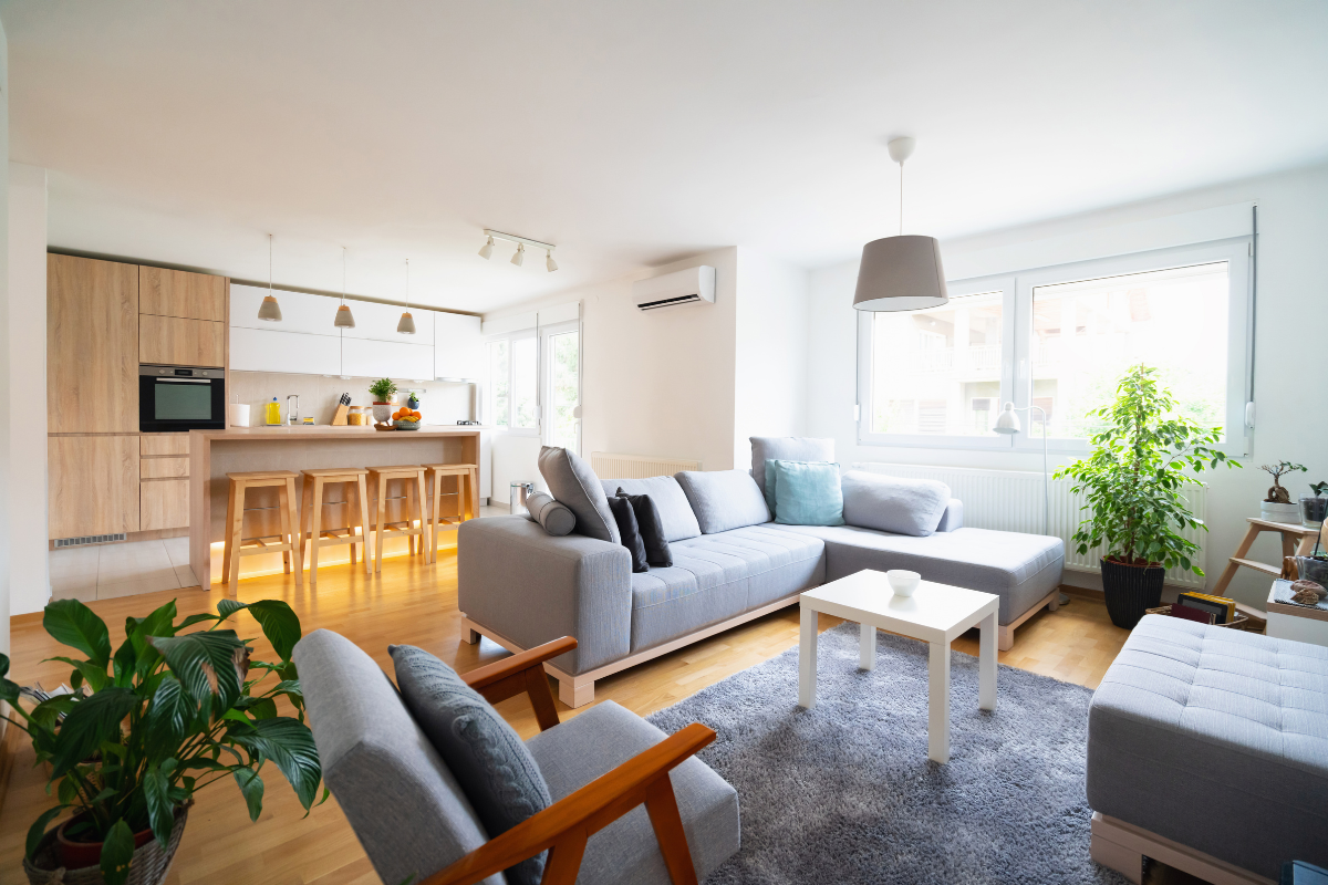 Salón luminoso de una vivienda familiar